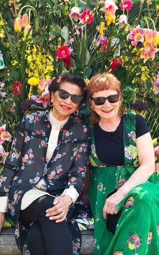 Twee dames in de Niche Bloemen-photobooth