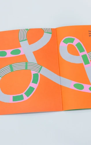 een oranje schrijftje ligt op een neutrale ondergrond, op de omslag staat een plattegrond