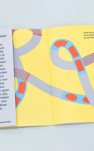 een opengeslagen boekje met kleurrijke vormgeving en illustraties ligt op een neutrale ondergrond