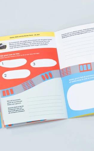 een opengeslagen boekje met kleurrijke vormgeving en illustraties ligt op een neutrale ondergrond
