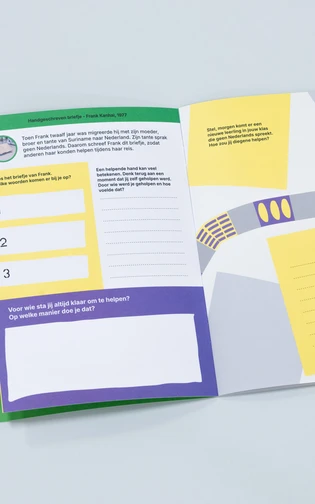 een opengeslagen boekje met kleurrijke vormgeving en illustraties ligt op een neutrale ondergrond