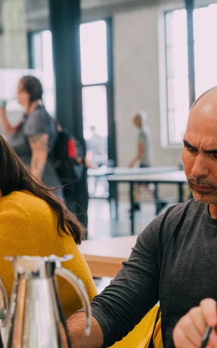 een man en een vrouw krijgen iets uitgelegd