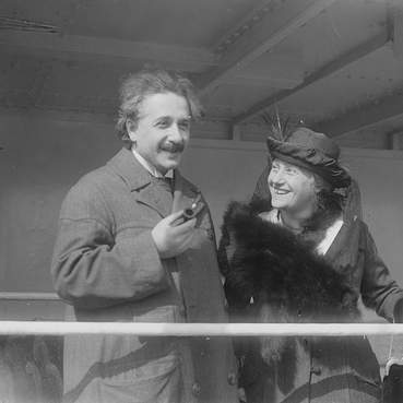 Einstein aan boord van een schip