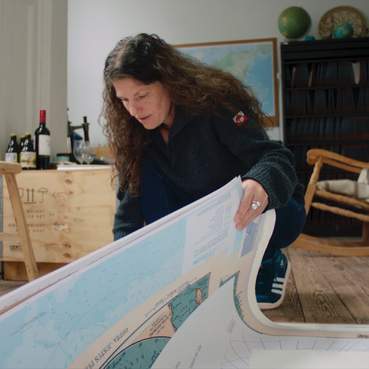 Esther Kokmeijer bekijkt een landkaart