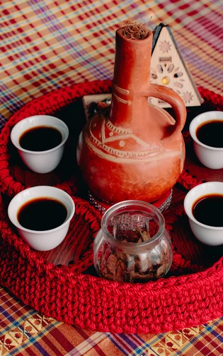 soedaneese koffie, geserveerd op een traditioneel dienblad