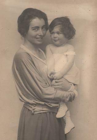 Yvonne op de arm van haar moeder Lali, circa 1923