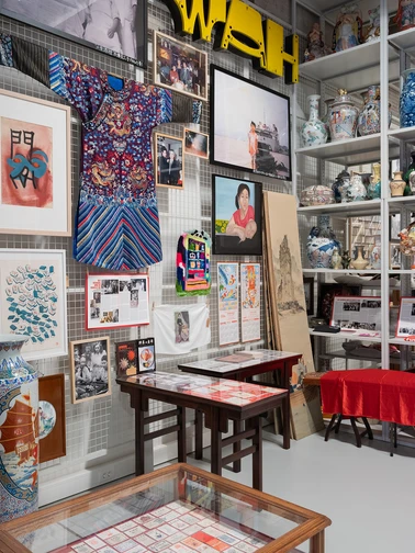 een kunstdepot met verschillende objecten uit aziatische gemeenschappen, waaronder een kimono